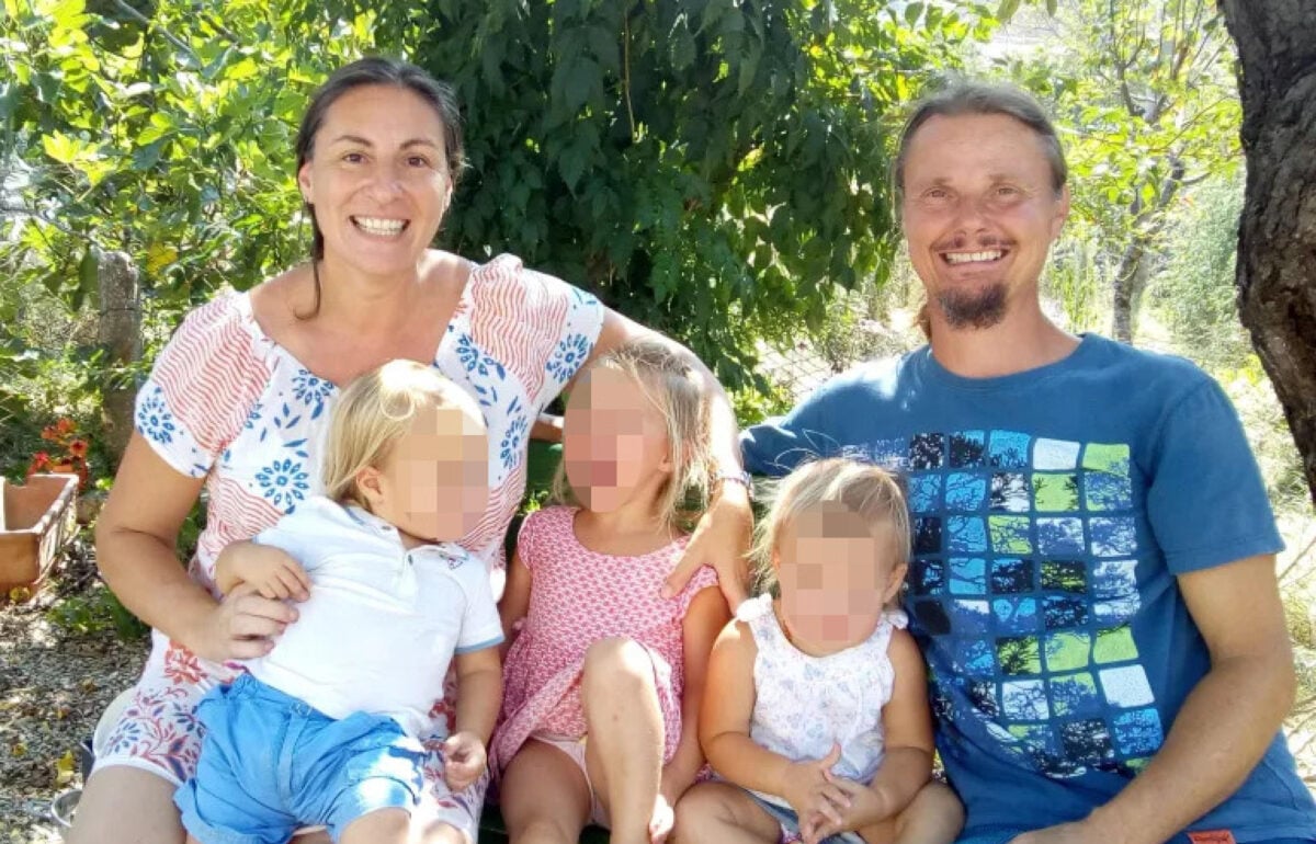 Gli assistenti sociali sbarrano casa ai bambini della famiglia nel bosco