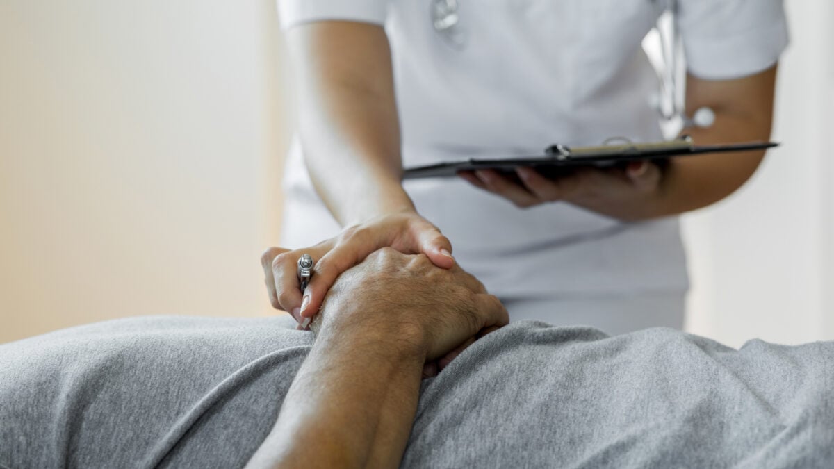 Operatore sanitario durante una visita a domicilio