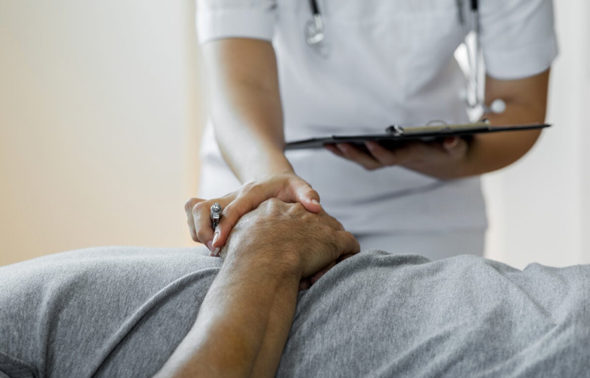 Operatore sanitario durante una visita a domicilio