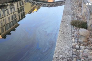 Milano, chiazza di gasolio nel Naviglio Pavese: raggiunta la Darsena