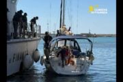 Barca a vela con 8 migranti nascosti, arrestato il proprietario tunisino