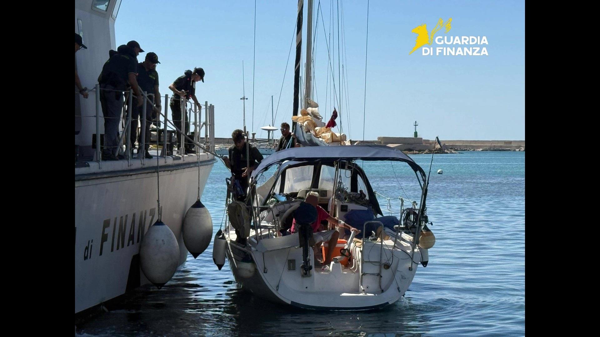 barca a vela con 8 migranti nascosti arrestato il proprietario tunisino da Laverita.info barca a vela con 8 migranti nascosti arrestato il proprietario tunisino