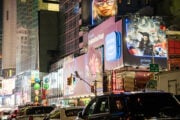 Cartelloni pubblicitari illuminati a Manhattan