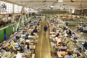 L’Ue minaccia i diritti dei lavoratori I sindacati insorgono, tranne i nostri