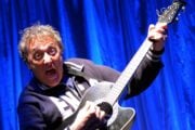 L’ex comico che «striscia» ai piedi dei dem