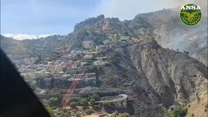 Incendio a Taormina, le immagini aeree del rogo