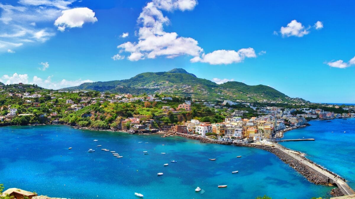 Mare cristallino, terme e dolce vita. Ischia è un sogno anche a fine estate