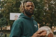Influencer nigeriano: «Aggredito perché faccio vedere il degrado»