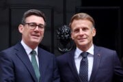 Emmanuel Macron e Andy Burnham, accordo tra Francia e Regno Unito sui migranti