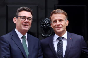 Emmanuel Macron e Andy Burnham, accordo tra Francia e Regno Unito sui migranti