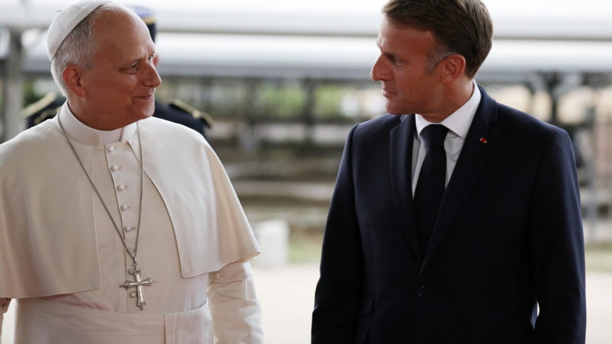 Macron «convertito», va a messa da Prevost