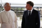 Macron «convertito», va a messa da Prevost
