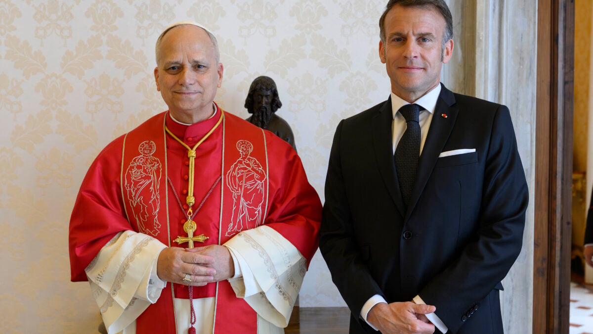 Macron si inchina ad atei e islamici. Non andrà alle messe del Papa
