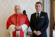 Macron si inchina ad atei e islamici. Non andrà alle messe del Papa