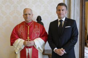Macron si inchina ad atei e islamici. Non andrà alle messe del Papa