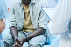 Medico visita un migrante