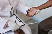 La sinistra difende la gang dei medici pro clandestini