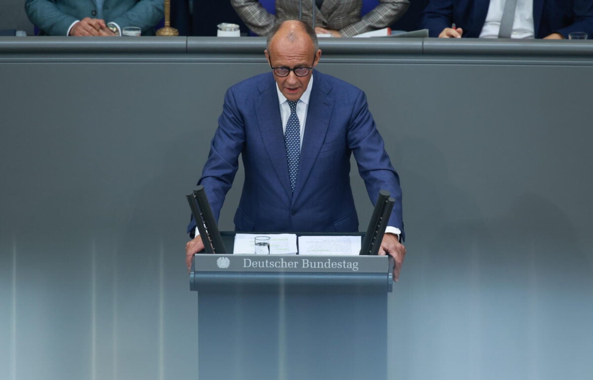 Merz va al Bundestag e la Weidel lo bastona. Poi s’offende e annulla la telefonata a Trump