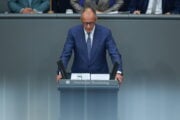 Merz va al Bundestag e la Weidel lo bastona. Poi s’offende e annulla la telefonata a Trump