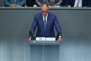 Merz va al Bundestag e la Weidel lo bastona. Poi s’offende e annulla la telefonata a Trump