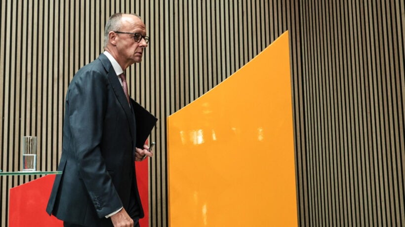 «Resto per garantire la democrazia». Il delirio di Merz orfano di consenso