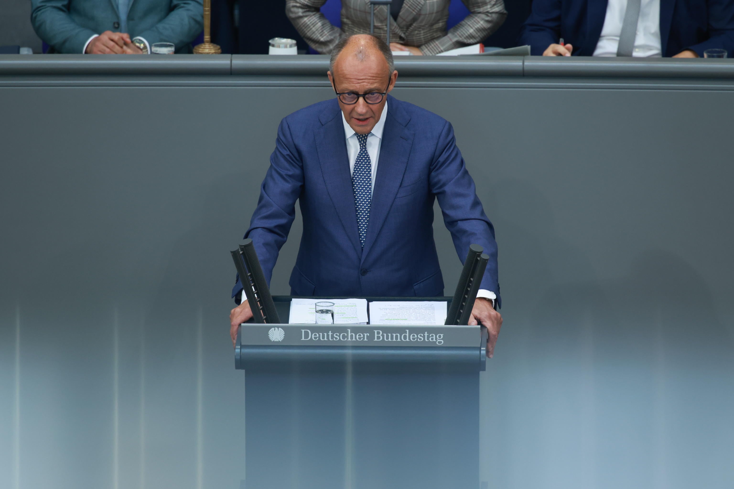 merz va al bundestag e la weidel lo bastona poi s8217offende e annulla la telefonata a trump da Laverita.info merz va al bundestag e la weidel lo bastona poi s8217offende e annulla la telefonata a trump