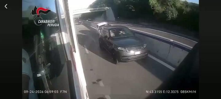 Ruba una Land Rover e fugge sulla E45: arrestato minorenne