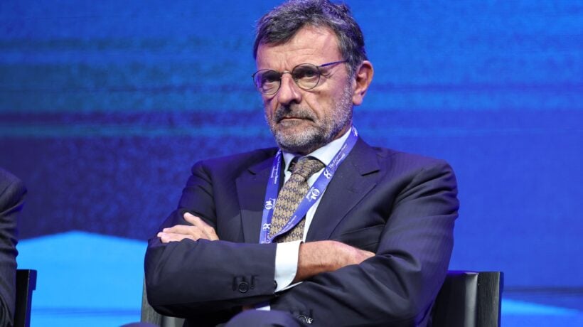 Truffato l’ex presidente di Fideuram. Spillati 95 milioni con IA e Whatsapp