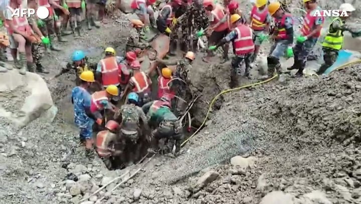 Nepal, estratti vivi due operai intrappolati nei tunnel