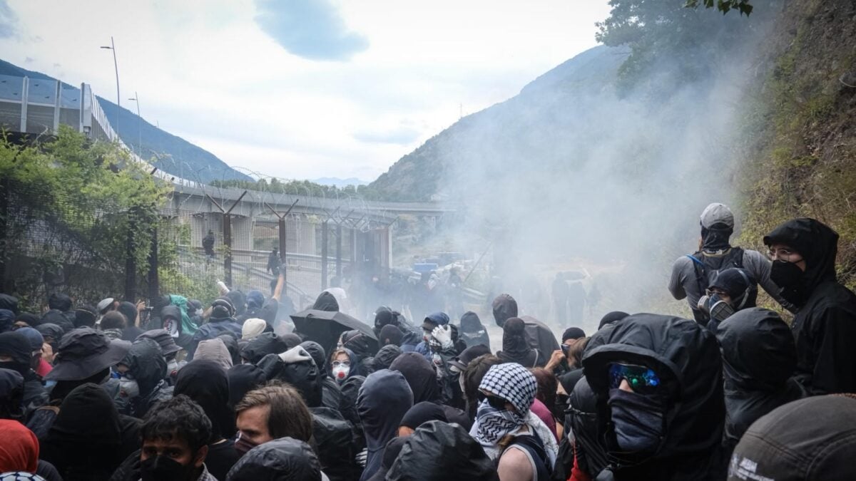 Il Pd guiderà il corteo No Tav in barba ai 124 agenti feriti