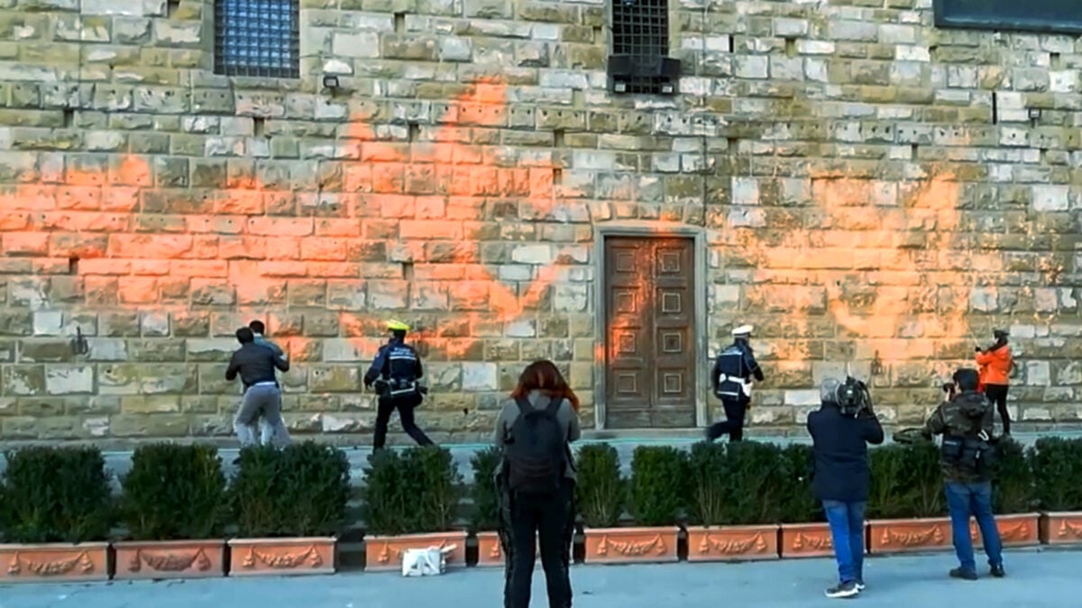 Palazzo Vecchio imbrattato con vernice arancione durante la protesta di Ultima Generazione