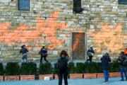 Palazzo Vecchio imbrattato con vernice arancione durante la protesta di Ultima Generazione