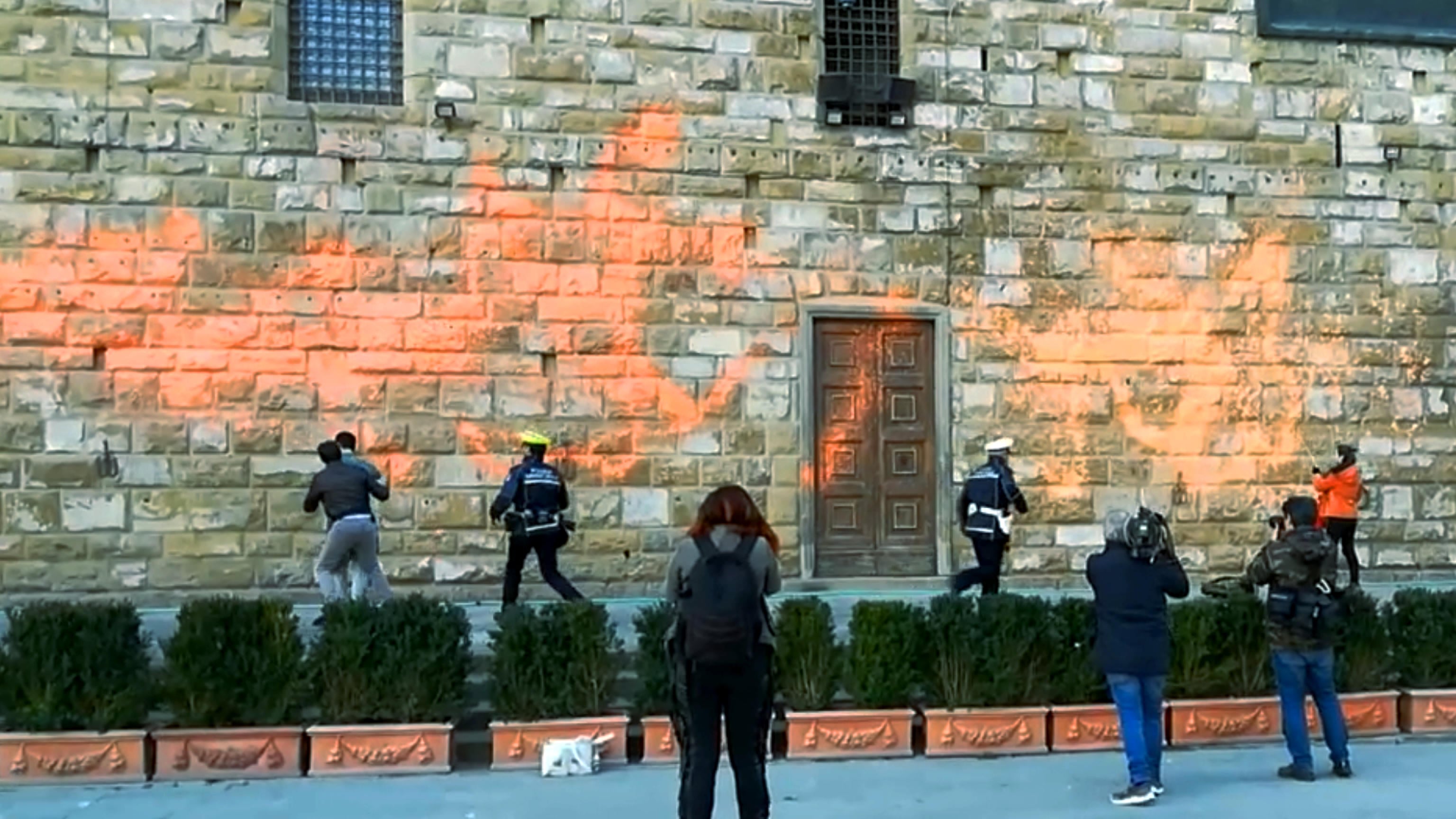 la vernice non va via gli estremisti green hanno rovinato la storia di firenze da Laverita.info la vernice non va via gli estremisti green hanno rovinato la storia di firenze