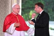 Papa Leone arriva a Parigi e scomunica la Francia di Macron