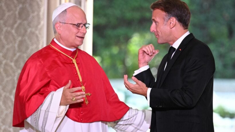 Papa Leone arriva a Parigi e scomunica la Francia di Macron