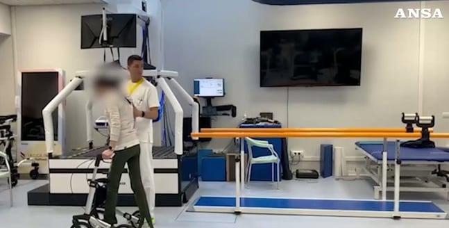 Tornano a camminare quattro pazienti con lesioni al midollo: la tecnica nata in Italia