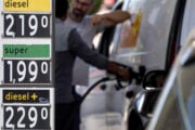 Distributori di carburante con i prezzi esposti alle colonnine