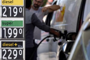 Distributori di carburante con i prezzi esposti alle colonnine