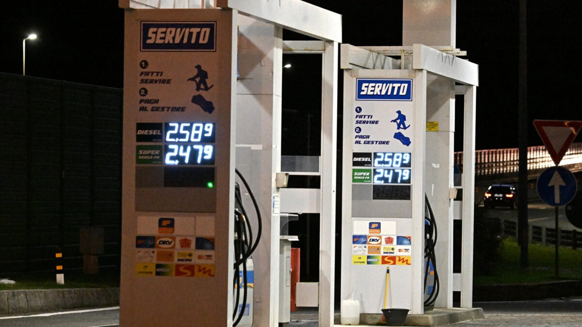 Prezzi dei carburanti in una stazione di servizio sulla A12
