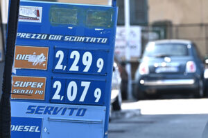 Tra regole Ue e bombe, i prezzi di diesel e benzina resteranno sopra i 2 euro
