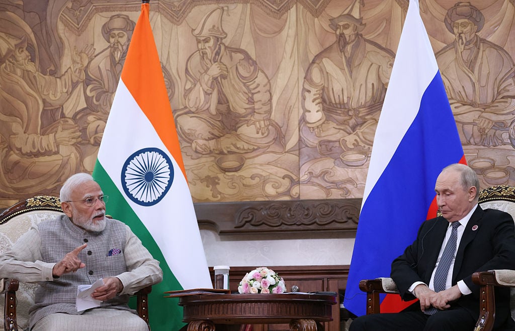 Vladimir Putin ascolta Narendra Modi al vertice Sco