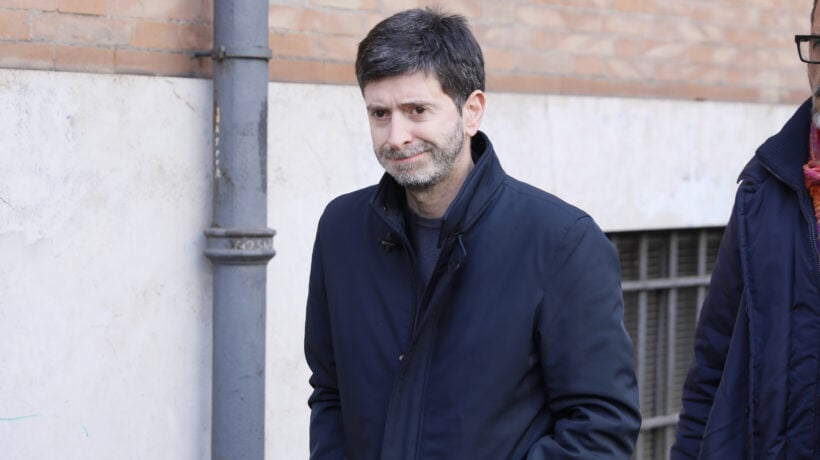 Il business di Speranza e virostar: spillar soldi a chi li critica sui social