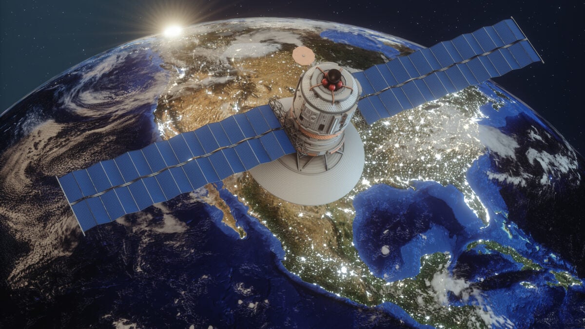 Satellite in orbita sopra il Nord America illuminato di notte
