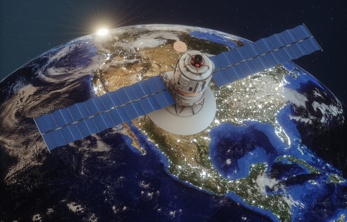 Satellite in orbita sopra il Nord America illuminato di notte