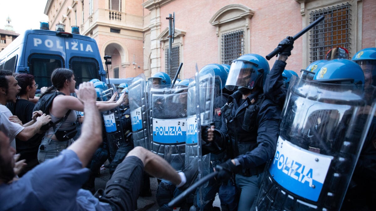Ferisce poliziotti, giudice lo libera: ira Meloni