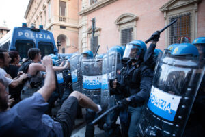 Ferisce poliziotti, giudice lo libera: ira Meloni