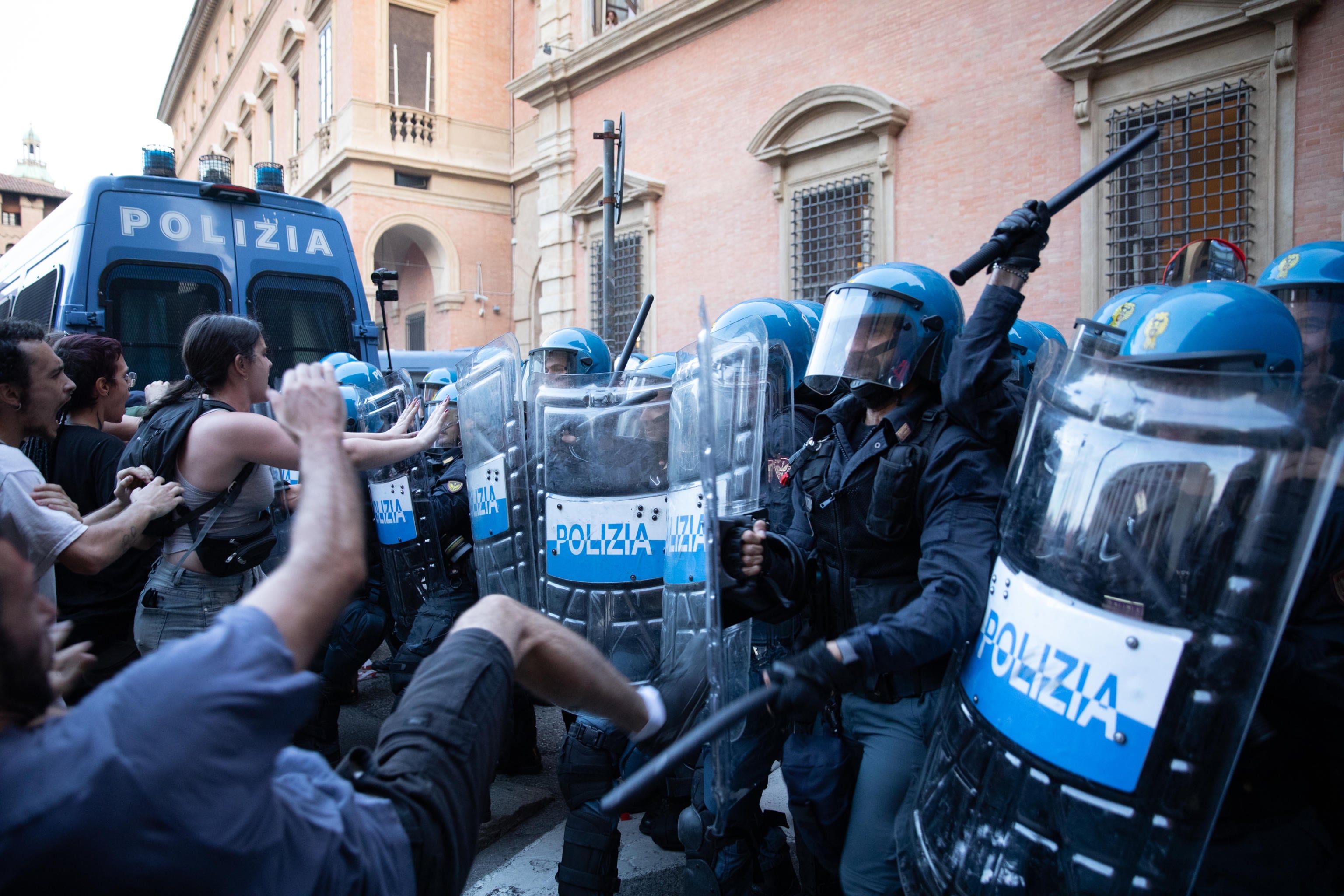 ferisce poliziotti giudice lo libera ira meloni da Laverita.info ferisce poliziotti giudice lo libera ira meloni
