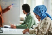 Alunni stranieri in aula durante una lezione