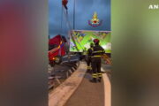Tir sfonda il guard rail, cabina sospesa nel vuoto: salvo il conducente