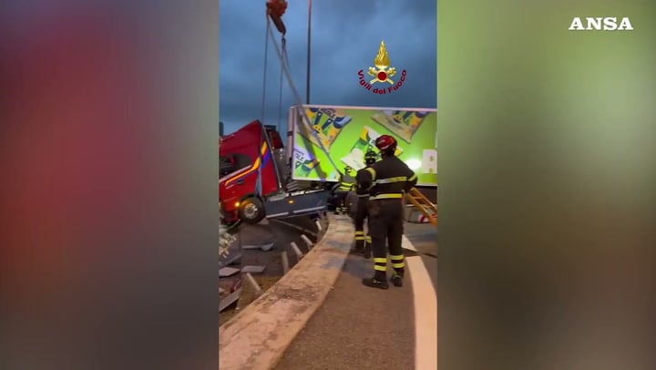 Tir sfonda il guard rail, cabina sospesa nel vuoto: salvo il conducente